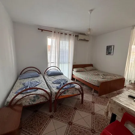 Retreat Πανσιόν *
